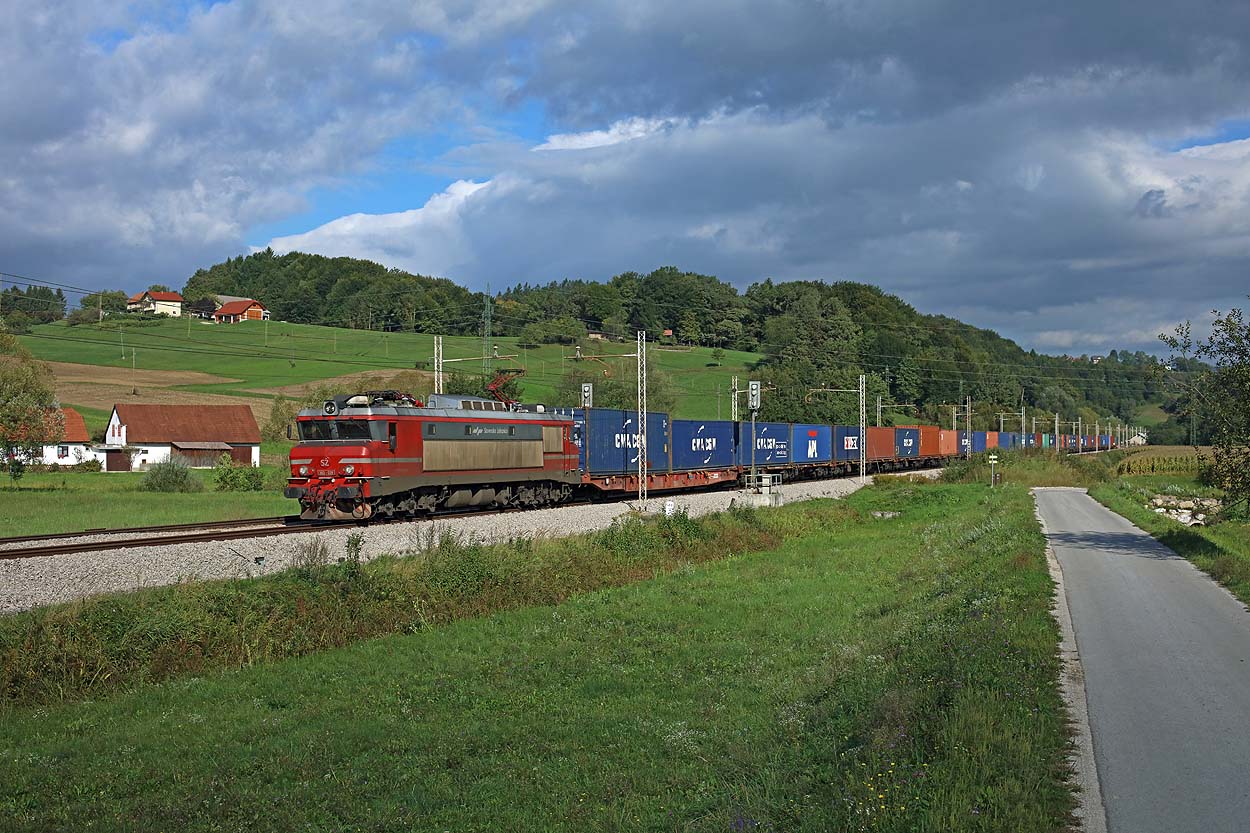 Under a threathening sky SZ 363 038 heads an RCA container train from Spielfeld-Strass (A) to Koper at Grobelno on 14 September 2017.